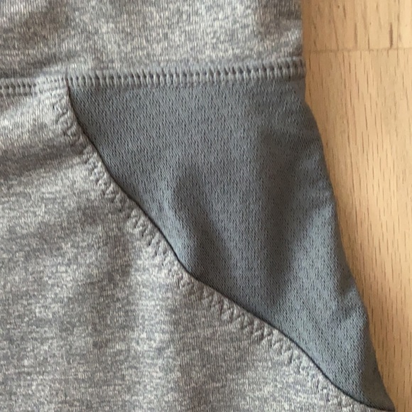 Lululemon sleeveless workout top in light grey - Picture 4 of 8